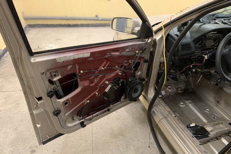 Izolacja akustyczna drzwi samochodu Porady czym wygłuszyć drzwi w samochodzie Izolacja ABM