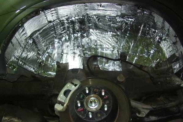 Wygłuszenie nadkoli samochodu od zewnątrz i wewnątrz Izolacja ABM