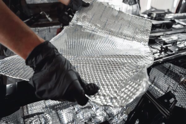 Jak wygłuszyć maskę silnika w samochodzie za pomocą mat butylowych? Porady Izolacja ABM