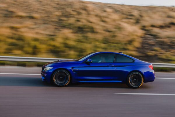 Czy wygłuszenie samochodu ma wpływ na zużycie paliwa? Porady Izolacja ABM