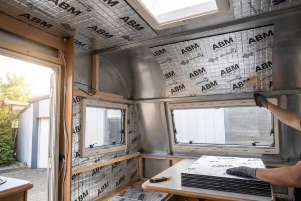 Czy maty butylowe sprawdzą się do wygłuszenia przyczepy kempingowej? Porady Izolacja ABM