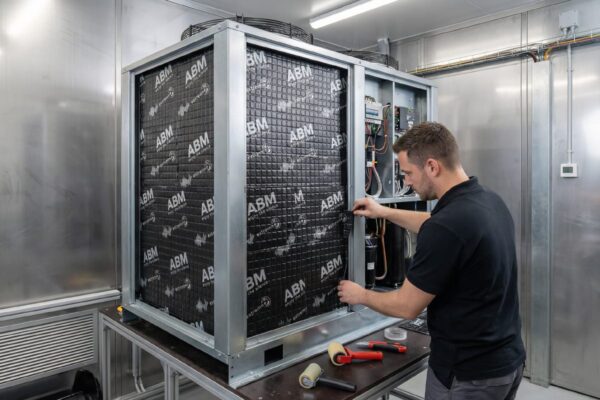 Jak skutecznie wyciszyć pompy ciepła za pomocą mat butylowych? Porady Izolacja ABM