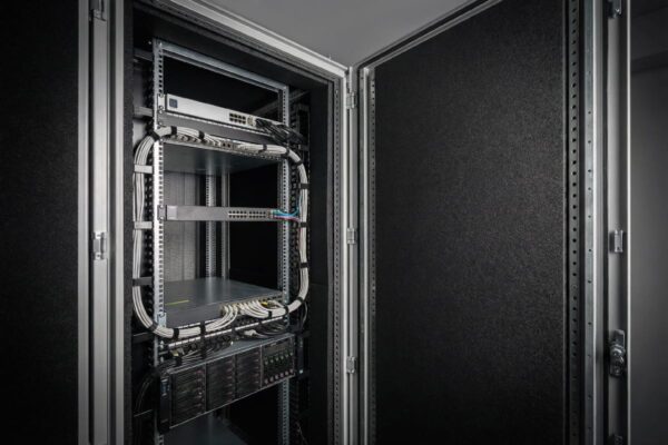 Czy pianki poliuretanowe nadają się do wygłuszenia szafy serwerowej? Porady Izolacja ABM