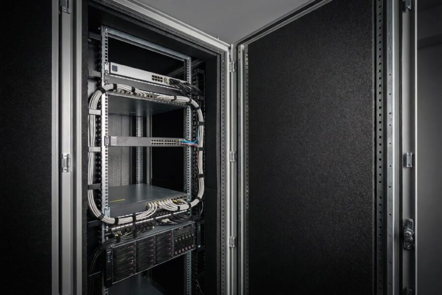 Czy pianki poliuretanowe nadają się do wygłuszenia szafy serwerowej? Porady Izolacja ABM