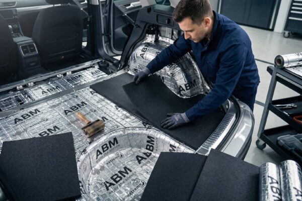 Po co nakładać piankę kauczukową na matę butylową przy wygłuszaniu auta? Porady Izolacja ABM