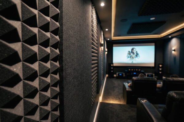 Czy pianki akustyczne redukują hałas w kinach domowych? Porady Izolacja ABM