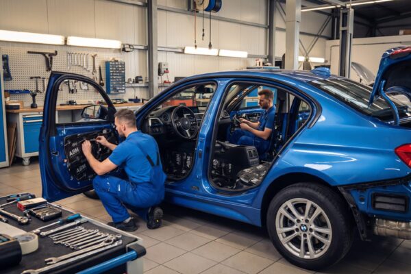 Jak maty butylowe redukują hałas silnika przenikający do kabiny auta? Porady Izolacja ABM